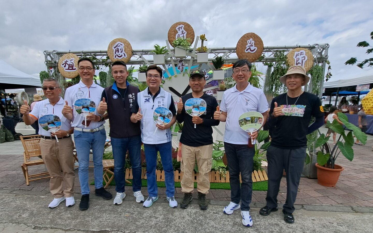 新北市政府副市長劉和然(左4)於活動首日親自到場打氣,新北市政府農業局長諶錫輝((右2)與臺灣農民組合協會執行長楊儒門(右3)陪同一一向農友致意。
