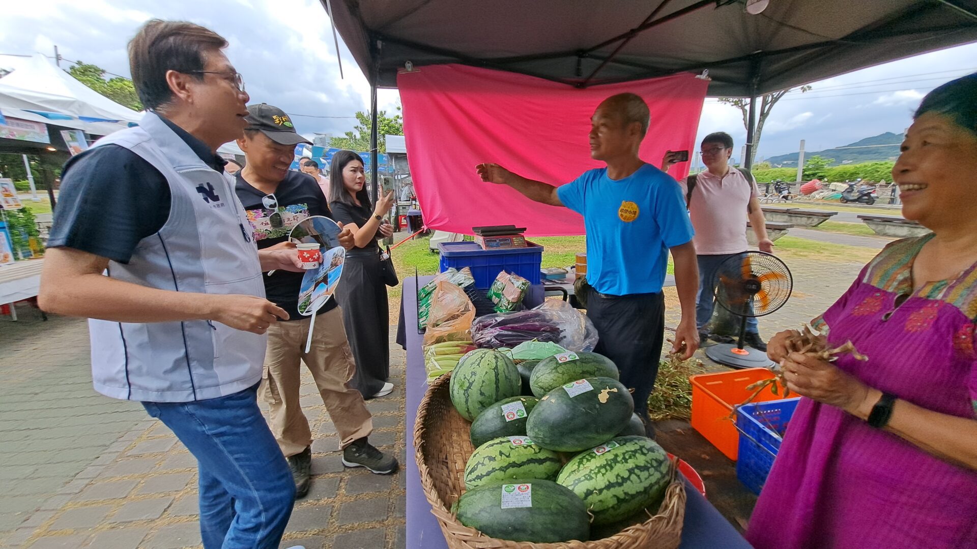 新北市政府副市長劉和然(左1)親切的與農友互動交流,臺灣農民組合協會執行長楊儒門(左)陪同。
