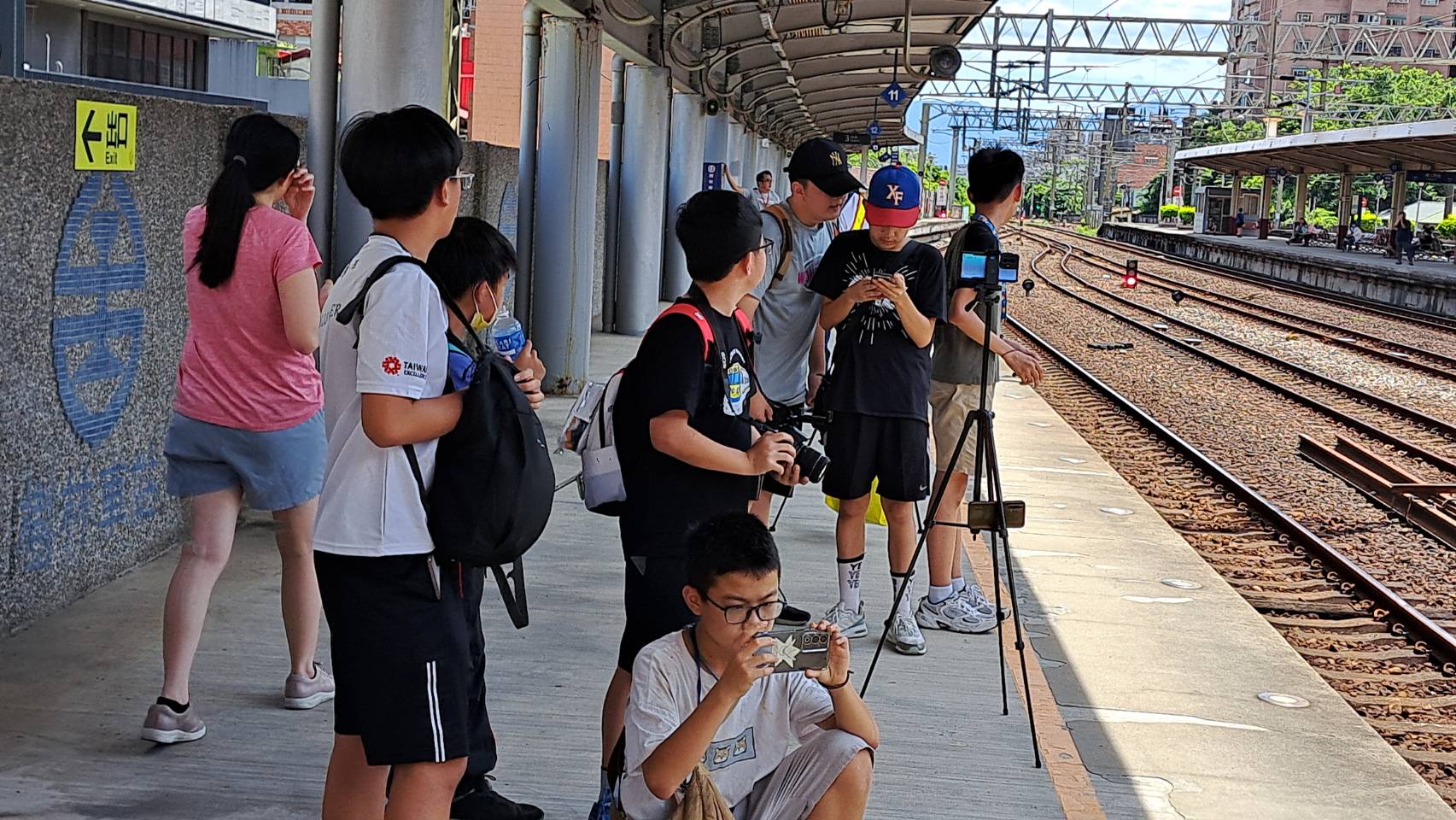 「嗶嗶嗶嗶台灣號」台灣彩繪列車正式啟航 觀光署攜手臺鐵展現台灣觀光創意力 5 暑假開始,這次「嗶嗶嗶嗶台灣號」首航也吸引了許多年輕族群的鐵道迷到場搶先為快。