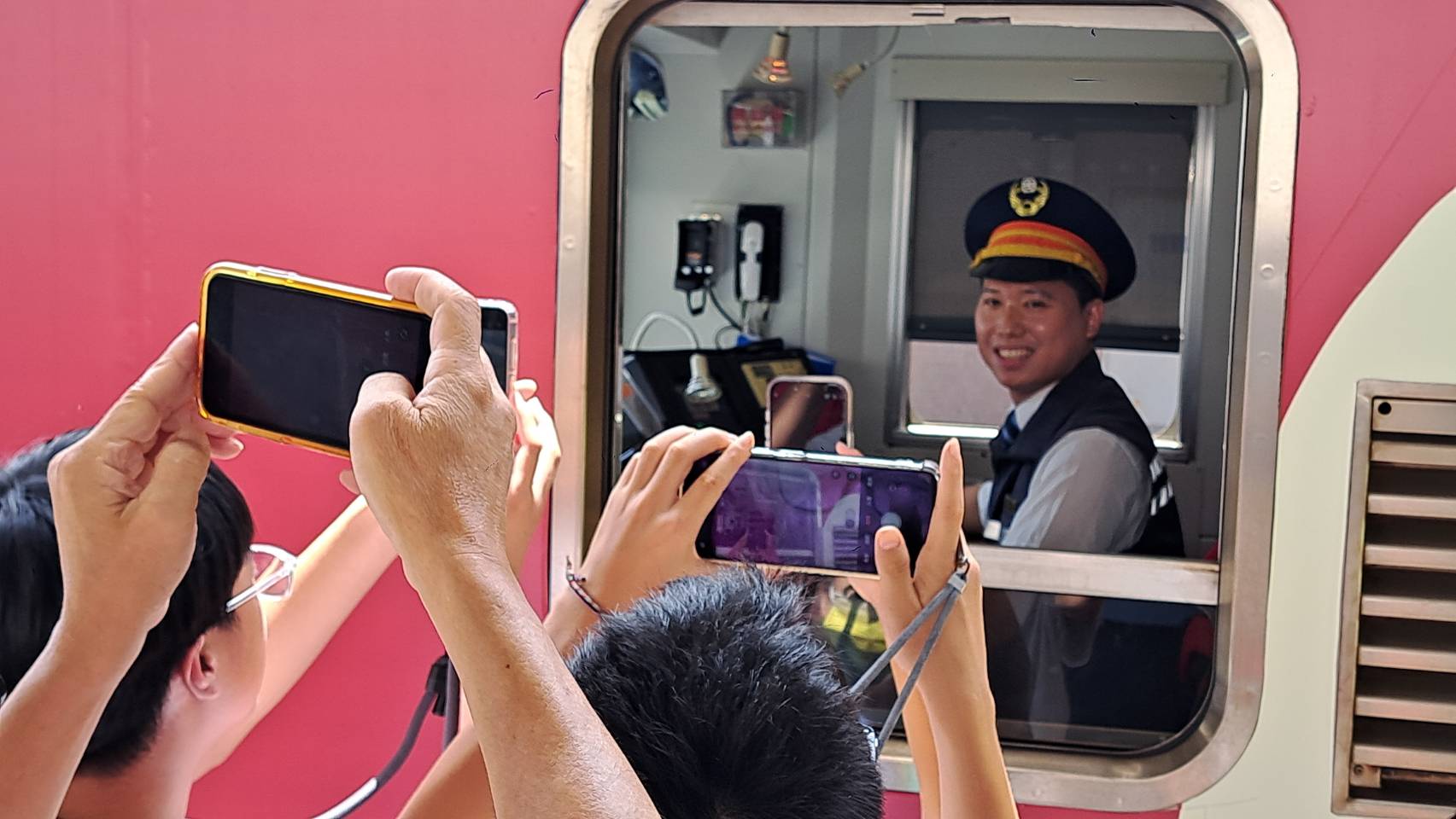 「嗶嗶嗶嗶台灣號」台灣彩繪列車正式啟航 觀光署攜手臺鐵展現台灣觀光創意力 6 「嗶嗶嗶嗶台灣號」首航的年輕司機,也受到鐵道迷˙的爭先拍攝。
