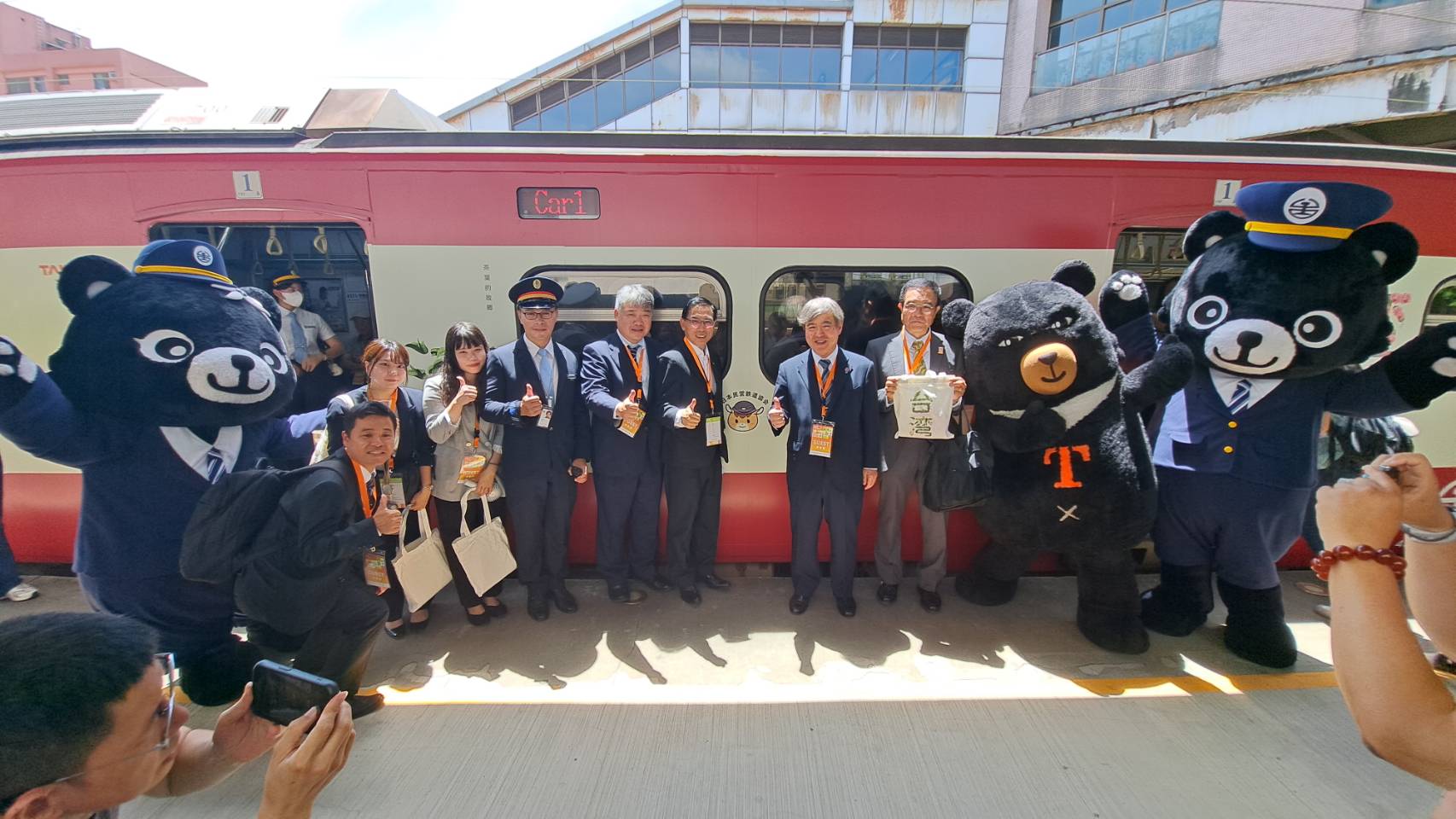 「嗶嗶嗶嗶台灣號」台灣彩繪列車正式啟航 觀光署攜手臺鐵展現台灣觀光創意力 3 交通部觀光署與日本京濱急行電鐵株式會社(簡稱京急電鐵)攜手合作打造的台灣觀光彩繪列車「嗶嗶嗶嗶台灣號」,今(4日)啟航首日,日本也派員參加。