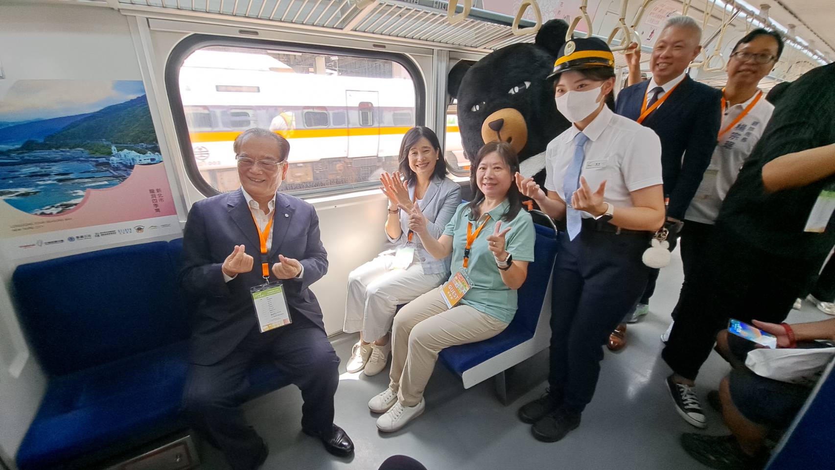 「嗶嗶嗶嗶台灣號」台灣彩繪列車正式啟航 觀光署攜手臺鐵展現台灣觀光創意力 4 交通部觀光署長陳玉秀(前左2)、觀光署東北角及宜蘭海岸國家風景區管理處處長為游麗玉(前右2)及台鐵公司董事長鄭光遠(前左1)一起搭上這班台灣觀光彩繪列車「嗶嗶嗶嗶台灣號」首航列車。