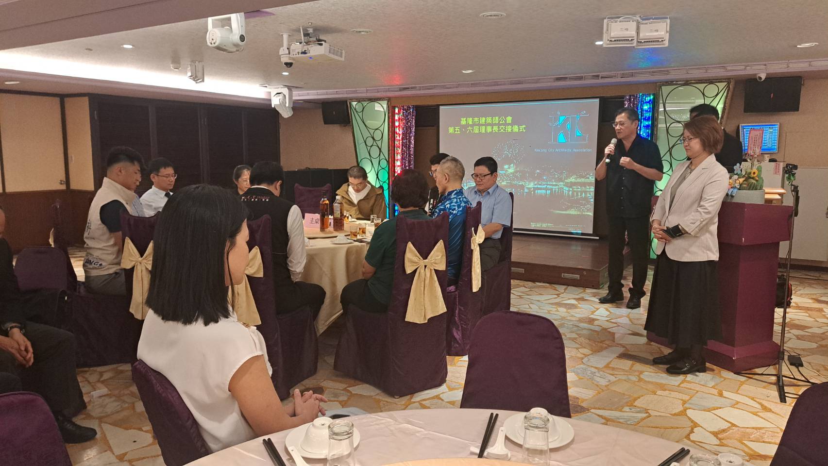 台南市建築師公會前理事長徐岩奇特地蒞臨分享「台南三年展」的籌備經驗，以及台南市建築師公會在地推動建築學術活動的成果。同時，他也將介紹台灣建築師公會在國際交流上的發展，特別是如何促進在地建築師與國際上幾個國家的建築師公會合作與對話。 