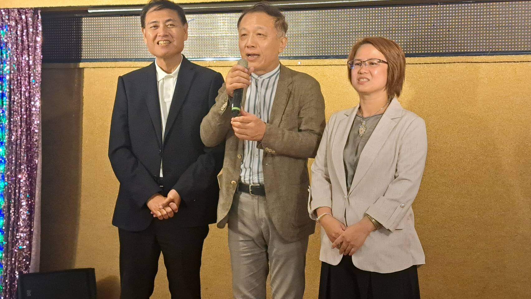 中華民國全國建築師公會理事長崔懋森(中)也蒞臨祝賀，