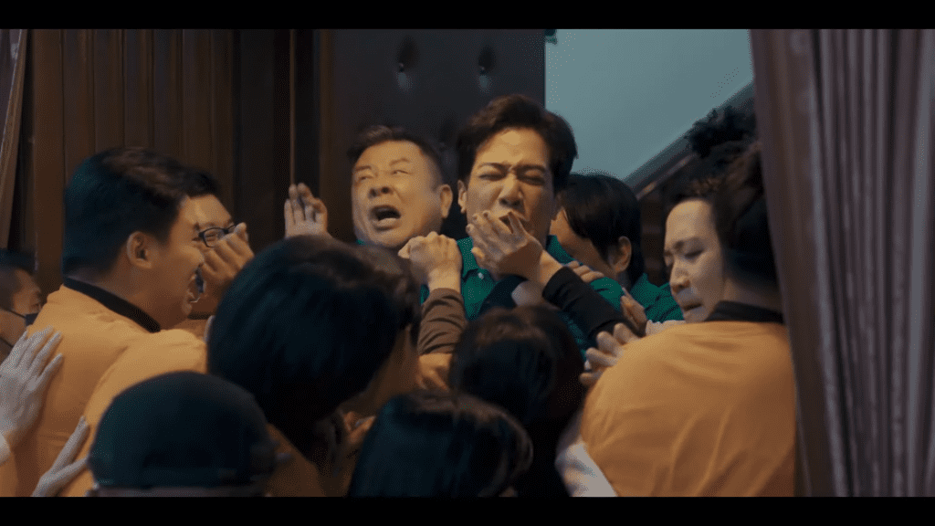 太猛了！《與惡2》真的殺進立法院拍片　薛仕凌被道具猛砸喊：沒在客氣的