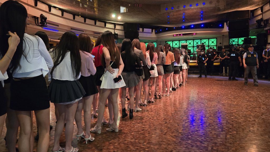 美腿排排站!高市青春專案首日突襲「舞廳、撞球館」當場查獲2未成年 美腿排排站!高市青春專案首日突襲「舞廳、撞球館」當場查獲2未成年