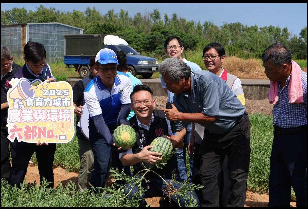 環保紙膜每公頃可減1055Kg碳當量 蘇俊賓副市長下西瓜田觀摩 環保紙膜每公頃可減1055Kg碳當量 蘇俊賓副市長下西瓜田觀摩