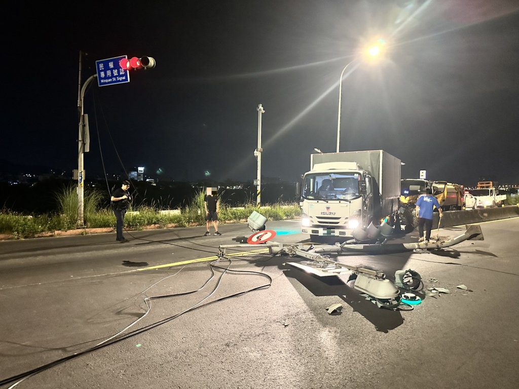 這下吃力了!土城垃圾車追尾貨車 推撞「拔掉」整根紅綠燈 這下吃力了!土城垃圾車追尾貨車 推撞「拔掉」整根紅綠燈