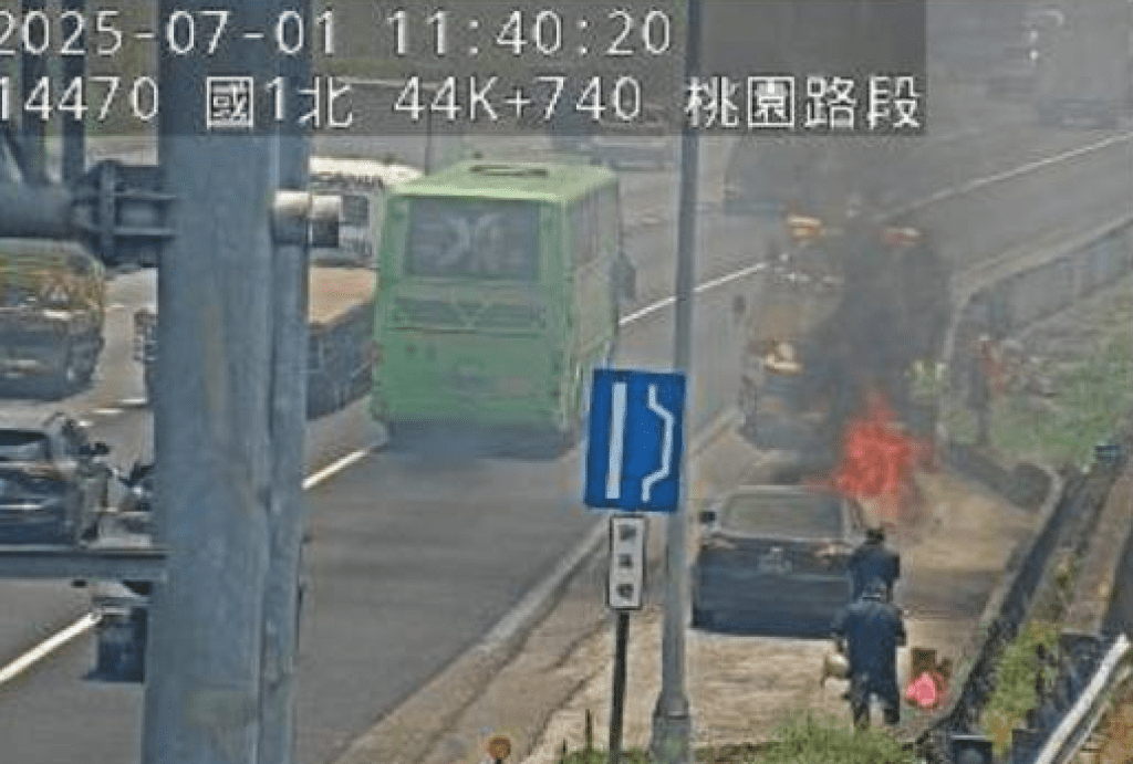 國道1號北向44.6公里避車彎火燒車! 駕駛乘客急逃生現場回堵3公里 國道1號北向44.6公里避車彎火燒車! 駕駛乘客急逃生現場回堵3公里