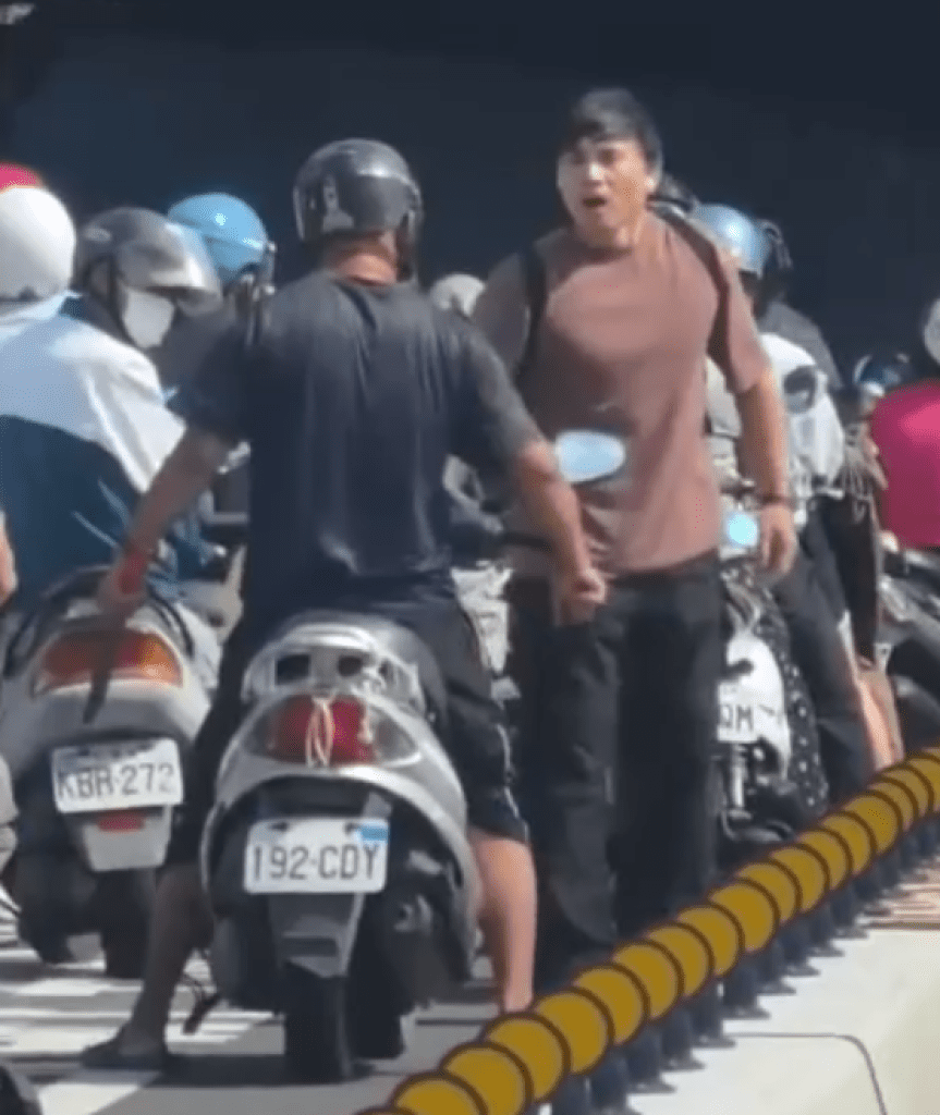 台中行車糾紛互嗆亮刀! 網:「現在的用路人真是喜歡捍衛路權」 台中行車糾紛互嗆亮刀! 網:「現在的用路人真是喜歡捍衛路權」