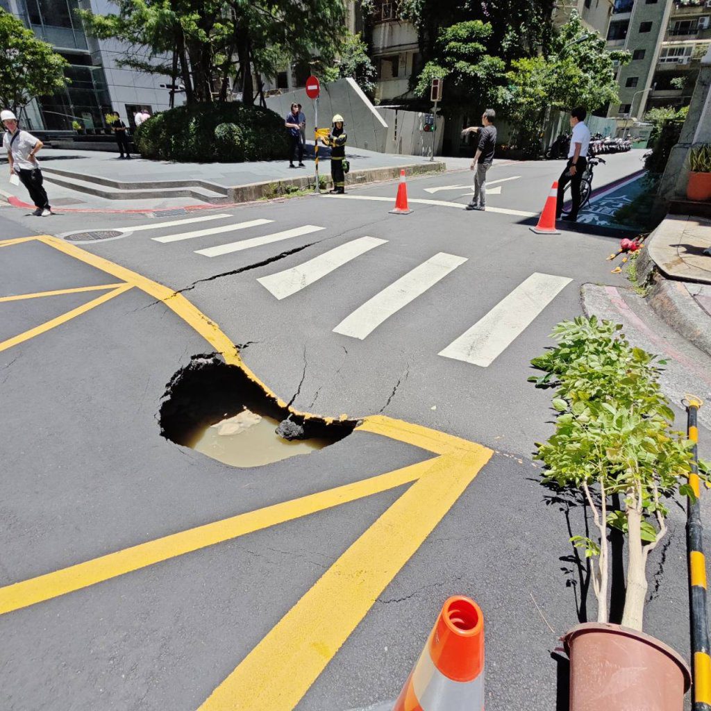 快訊/北市松山區長春路、慶城街驚現「天坑」 警急拉封鎖線 快訊/北市松山區長春路、慶城街驚現「天坑」 警急拉封鎖線