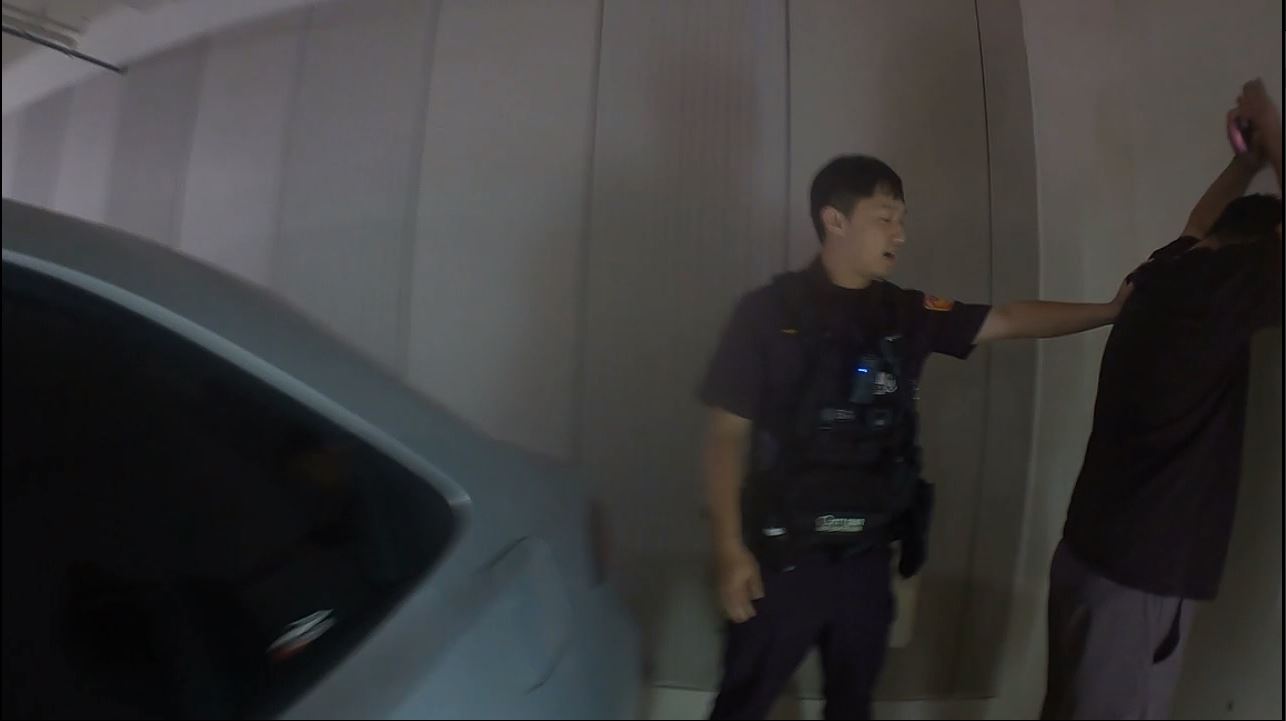 【有片】桃園男子攜毒拒檢逃 警追捕與外送員擦撞雙雙掛彩 【有片】桃園男子攜毒拒檢逃 警追捕與外送員擦撞雙雙掛彩