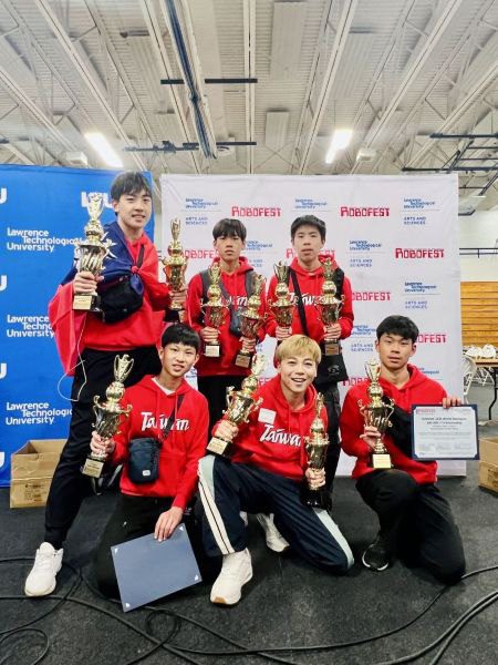 新竹學子聯隊「火星男孩」勇奪2025 Robofest世界冠軍 楊文科:深感驕傲 新竹學子聯隊「火星男孩」勇奪2025 Robofest世界冠軍 楊文科:深感驕傲