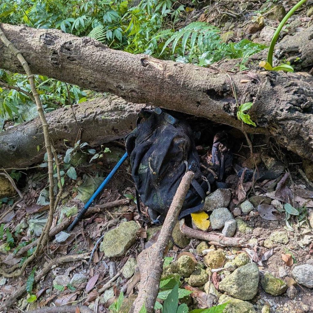 陽明山八煙步道見異常背包 一旁發現無名骨骸 陽明山八煙步道見異常背包 一旁發現無名骨骸