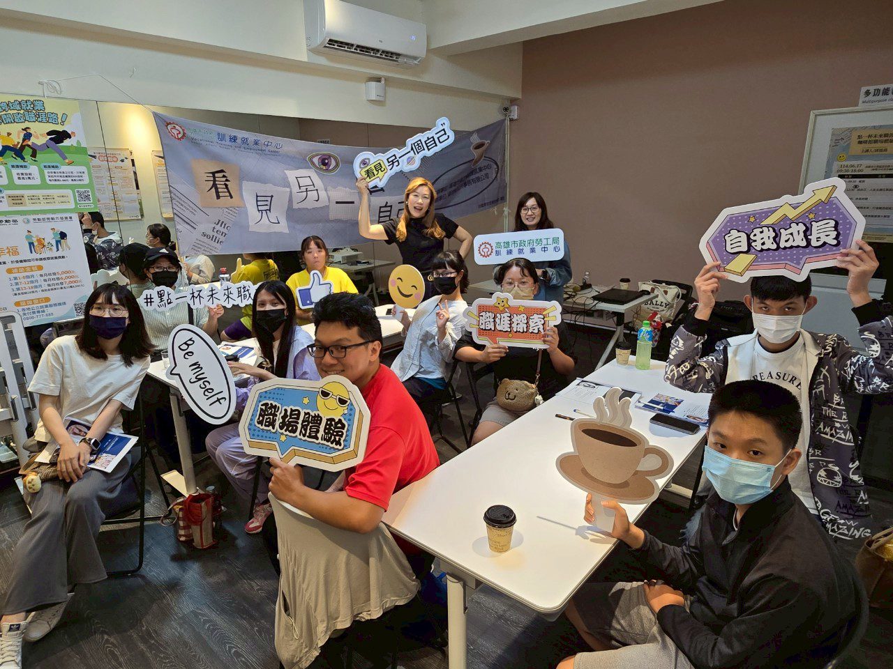 高市勞工局帶領青年走進咖啡館認識職場樣貌