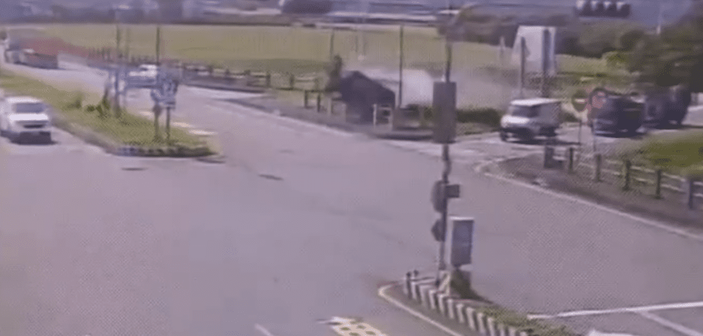 國道恐佈車禍！轎車交流道撞翻連滾數圈　翻覆省道駕駛受傷