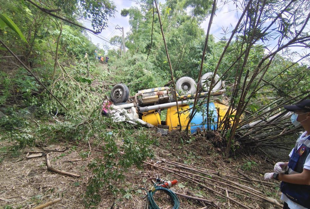 快訊/出事!高雄水泥預拌車「整台翻了」駕駛座扁掉、人卡車內 快訊/出事!高雄水泥預拌車「整台翻了」駕駛座扁掉、人卡車內