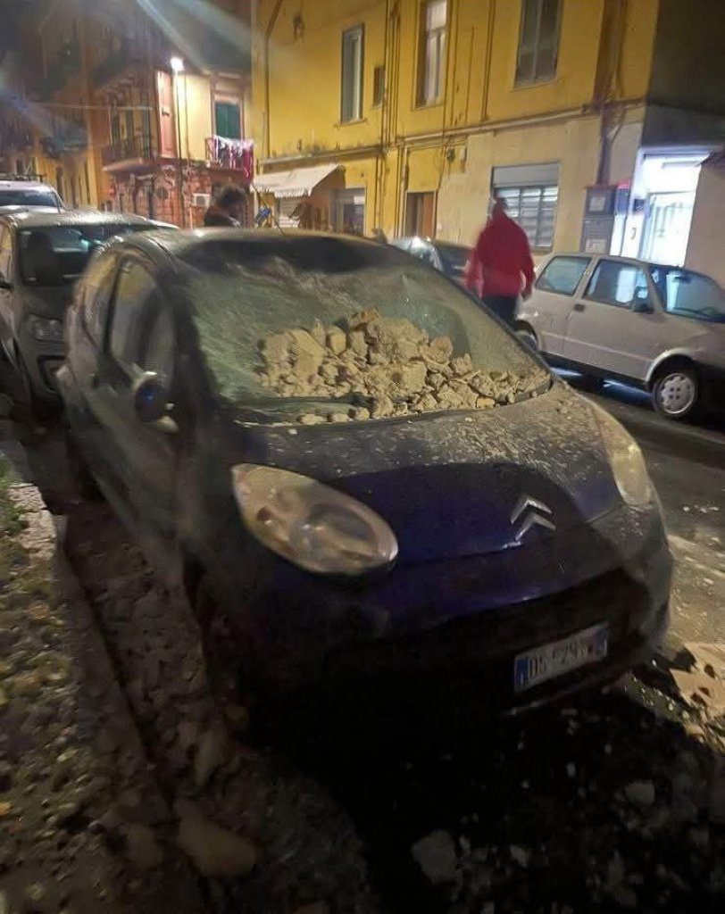 義大利那不勒斯強震驚魂！40年最劇烈地牛翻身　火車停駛、居民衝上街