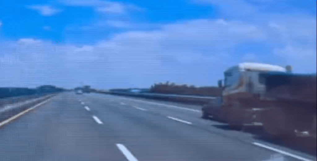 國道3號自小客車遭砂石車追撞！　車尾撞爛駕駛乘客受傷