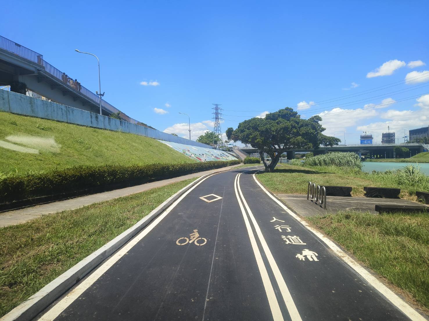 賞夕陽追風都愜意　雙溪河濱左岸自行車道升級　騎行更舒適