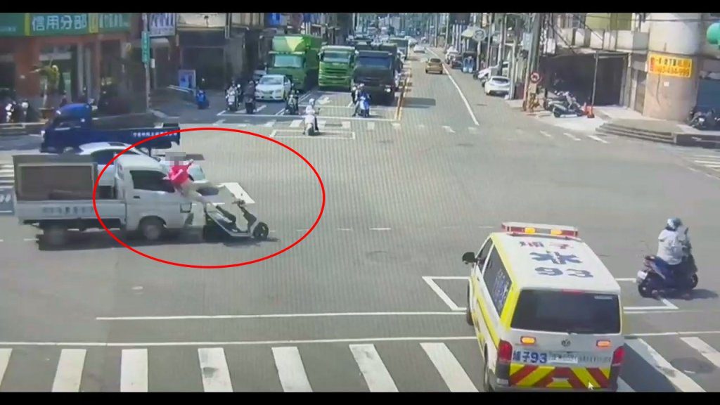 桃園女騎士減速禮讓救護車　遭小貨車追撞滾多圈受傷