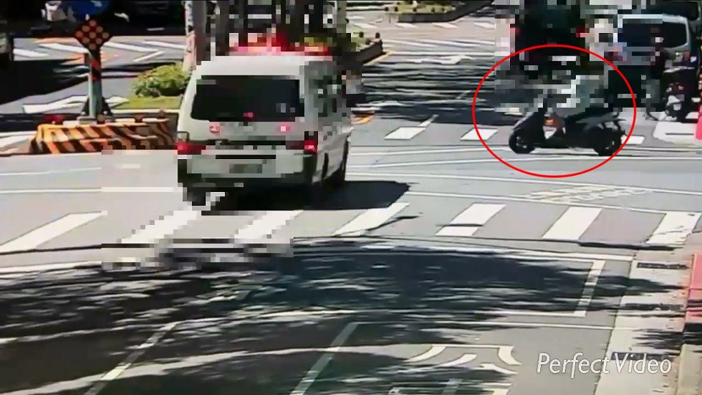 北市松山區嚴重車禍!民間救護車闖紅燈 騎士遭撞死亡 北市松山區嚴重車禍!民間救護車闖紅燈 騎士遭撞死亡