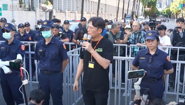 小草聲援彭振聲包圍台北地院 遭舉牌警告 小草聲援彭振聲包圍台北地院 遭舉牌警告