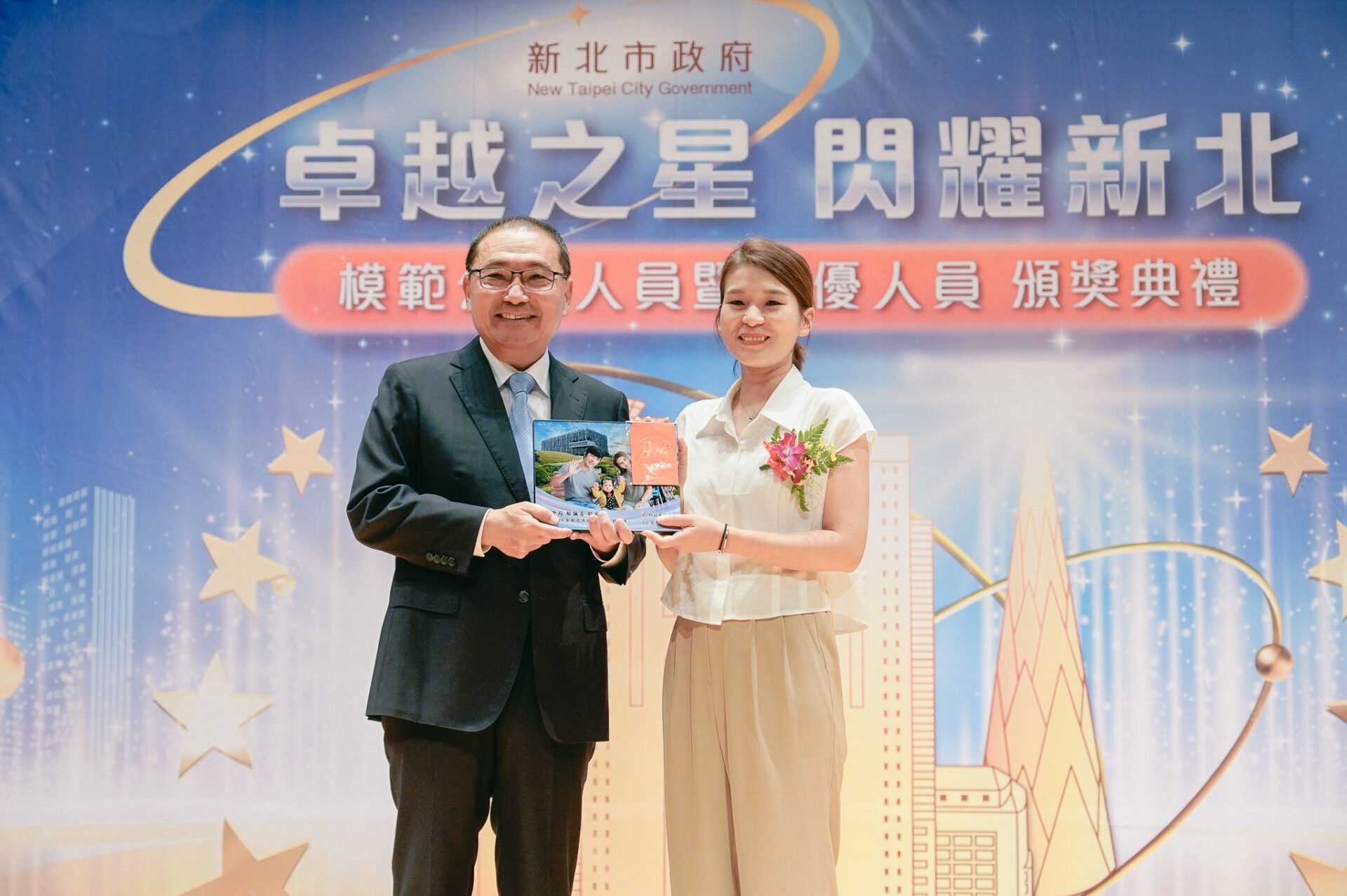 新北社會局解佩芳、八里愛心徐麒晏 分獲新北模範公務員、績優人員表揚 新北社會局解佩芳、八里愛心徐麒晏 分獲新北模範公務員、績優人員表揚