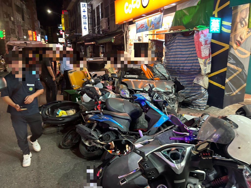 影/蘆洲八里驚魂!車禍背後藏感情糾紛 4人持棍衝突波及11機車 影/蘆洲八里驚魂!車禍背後藏感情糾紛 4人持棍衝突波及11機車