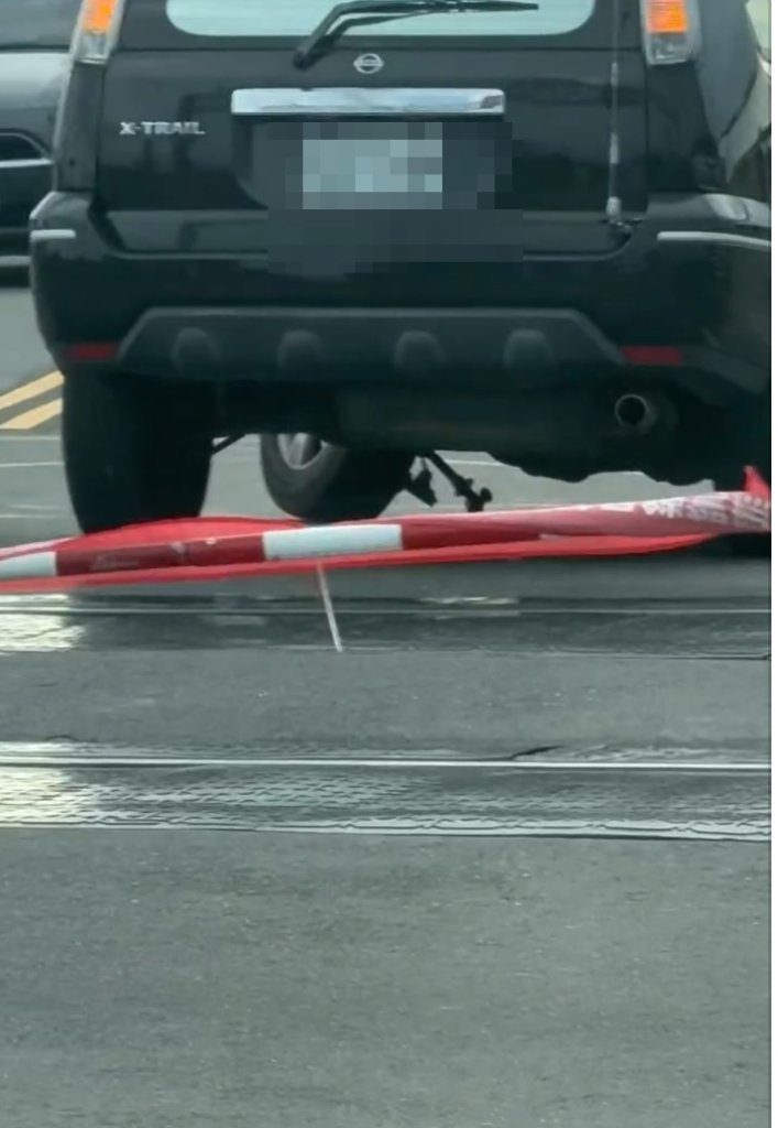 平交道驚魂!Nissan X-Trail卡軌掉輪 網友熱議誰該負責? 平交道驚魂!Nissan X-Trail卡軌掉輪 網友熱議誰該負責?