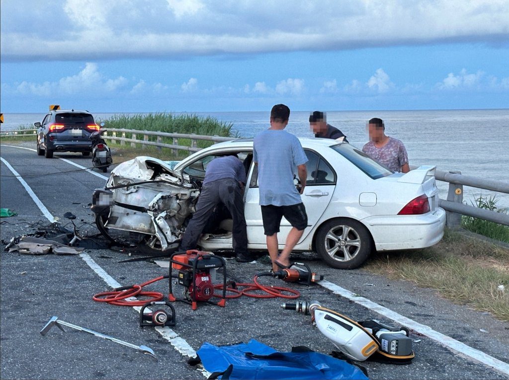 影/台11線兩轎車對撞釀火燒車 驚怵撞瞬曝光 影/台11線兩轎車對撞釀火燒車 驚怵撞瞬曝光