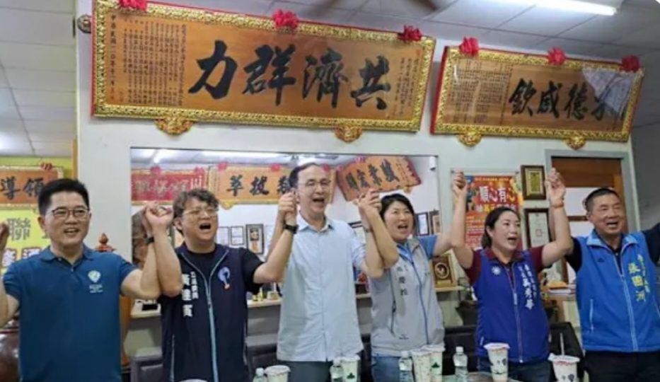 國民黨主席朱立倫到台東陪同立委黃建賓掃街 請民眾投下「不同意罷免」 國民黨主席朱立倫到台東陪同立委黃建賓掃街 請民眾投下「不同意罷免」