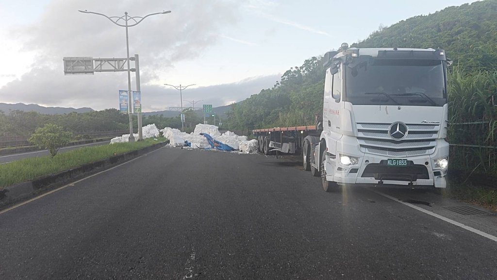 超車不慎!貢寮台2線曳引車擦撞衝對向車道 「太空包」四散炸一地 超車不慎!貢寮台2線曳引車擦撞衝對向車道 「太空包」四散炸一地