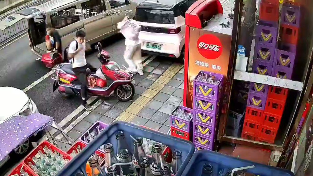 影/疑樓上住戶丟菜刀!從天而降險砸中下方騎士 驚險影片陸網瘋傳 影/疑樓上住戶丟菜刀!從天而降險砸中下方騎士 驚險影片陸網瘋傳