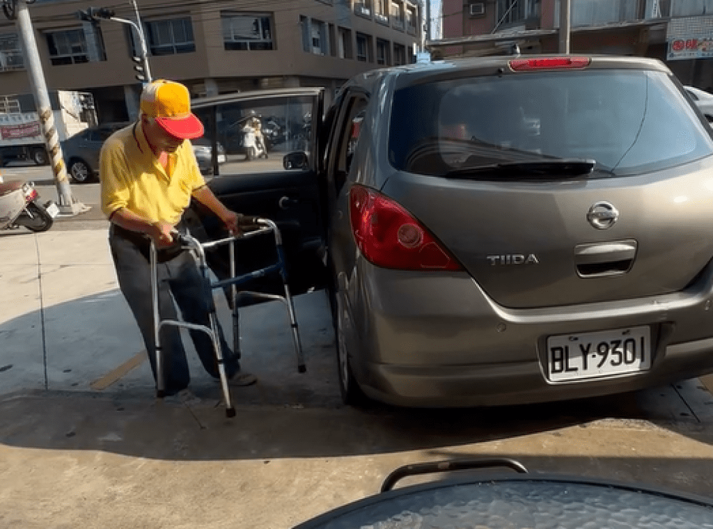 影/阿伯疑左腳不便!用助行器走路「上駕駛座開車」 3分鐘過程讓目擊者傻眼 影/阿伯疑左腳不便!用助行器走路「上駕駛座開車」 3分鐘過程讓目擊者傻眼
