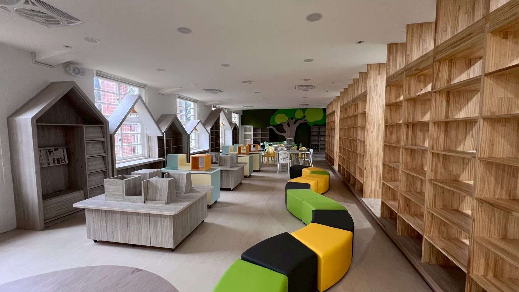 平鎮東勢國小師生化身「小蜜蜂」 書香接力打造未來閱讀花園 平鎮東勢國小師生化身「小蜜蜂」 書香接力打造未來閱讀花園