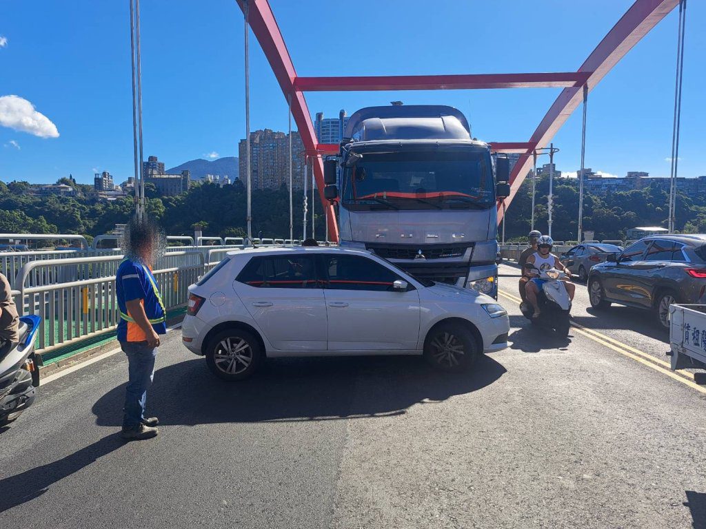 關渡橋聯結車變換車道釀擦撞　轎車「旋轉」打橫佔路斷車流