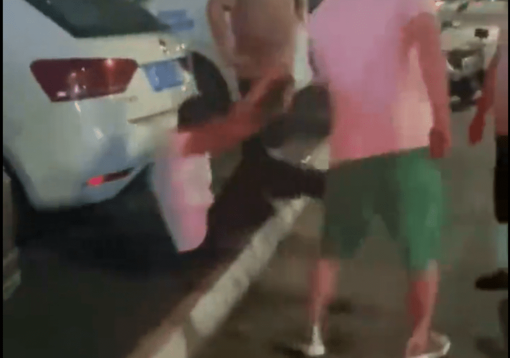 影/男抖音認識12歲女騙出上床!父母當街逮人怒圍毆 陸警介入調查 影/男抖音認識12歲女騙出上床!父母當街逮人怒圍毆 陸警介入調查