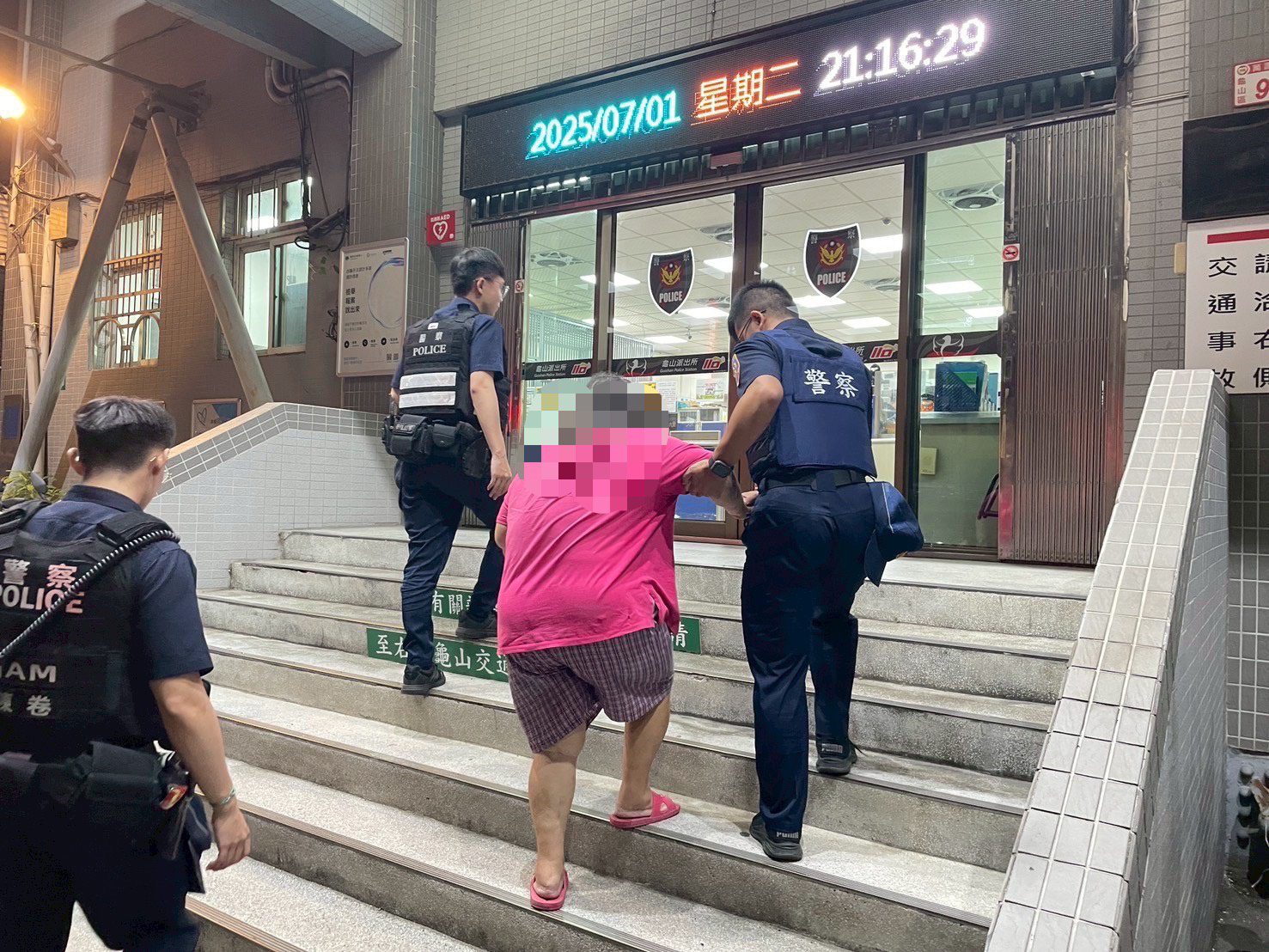 失智婦買冰走失6公里 龜山警暖心助團圓 失智婦買冰走失6公里 龜山警暖心助團圓