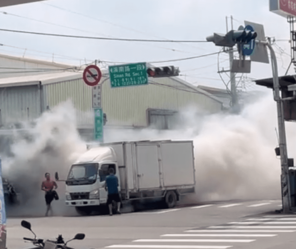 狂冒濃煙畫面曝光! 台中小貨車排氣管溫度過高險釀火燒車 狂冒濃煙畫面曝光! 台中小貨車排氣管溫度過高險釀火燒車