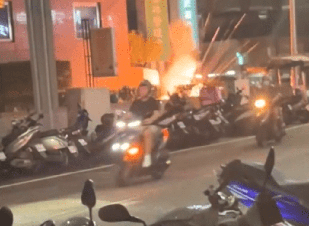 斗六街頭屁孩亂放鞭炮！　網友：暑假特產第一天就出門了啊！