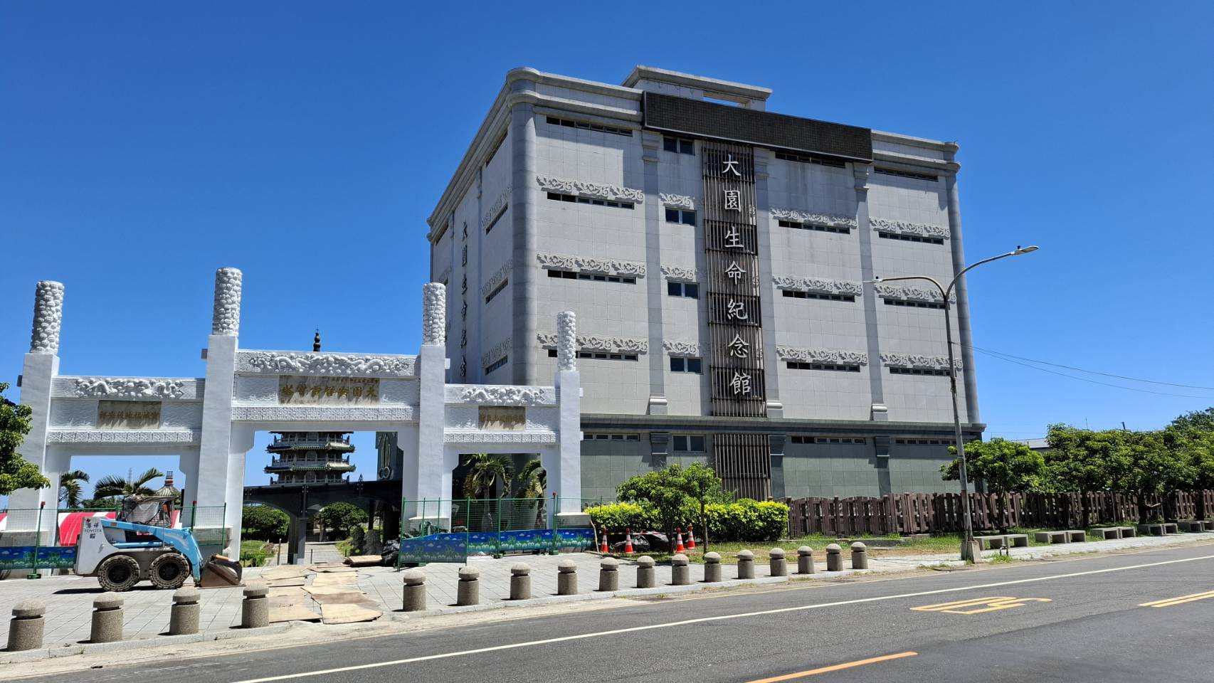 殯葬業者拍桌罵生命園區公務員「你什麼咖」 被依恐嚇、公然侮辱罪嫌送辦 殯葬業者拍桌罵生命園區公務員「你什麼咖」 被依恐嚇、公然侮辱罪嫌送辦