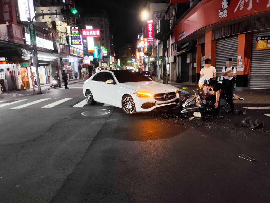 泰山驚悚車禍!賓士左轉「切西瓜」搶快 害騎士飛摔骨折內出血 泰山驚悚車禍!賓士左轉「切西瓜」搶快 害騎士飛摔骨折內出血