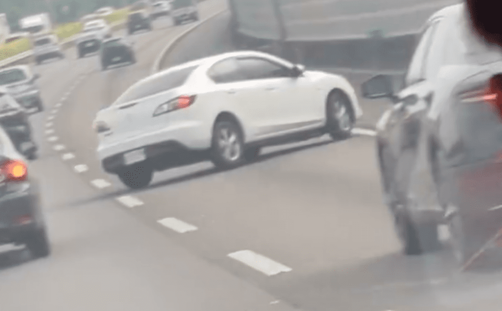 影／國道轎車切車道擦撞！「神龍擺尾」失控撞護欄翻車　後車拍下過程當場傻眼