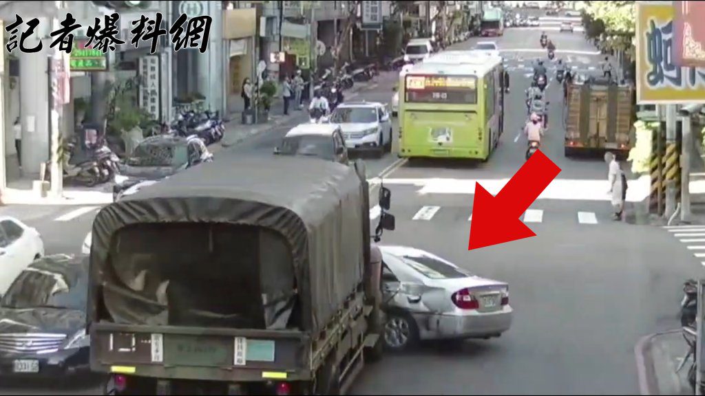 不滿軍卡開太慢!中和阿伯超車又切回 遭推撞打橫10餘公尺 不滿軍卡開太慢!中和阿伯超車又切回 遭推撞打橫10餘公尺