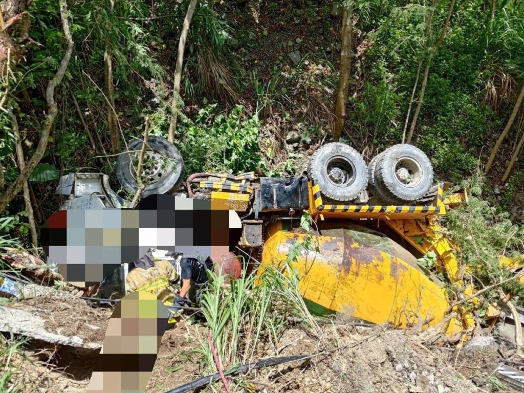 台東預拌混凝土車翻落邊坡! 駕駛受傷 台東預拌混凝土車翻落邊坡! 駕駛受傷