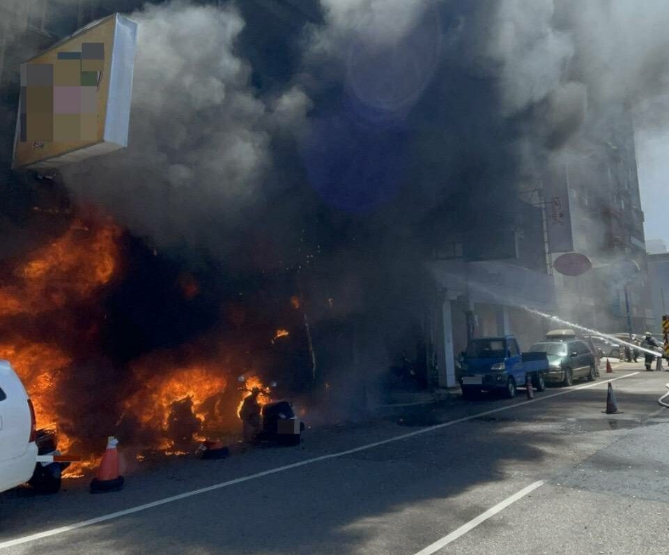 桃園中山路便當店陷火海 3大人1男嬰送醫