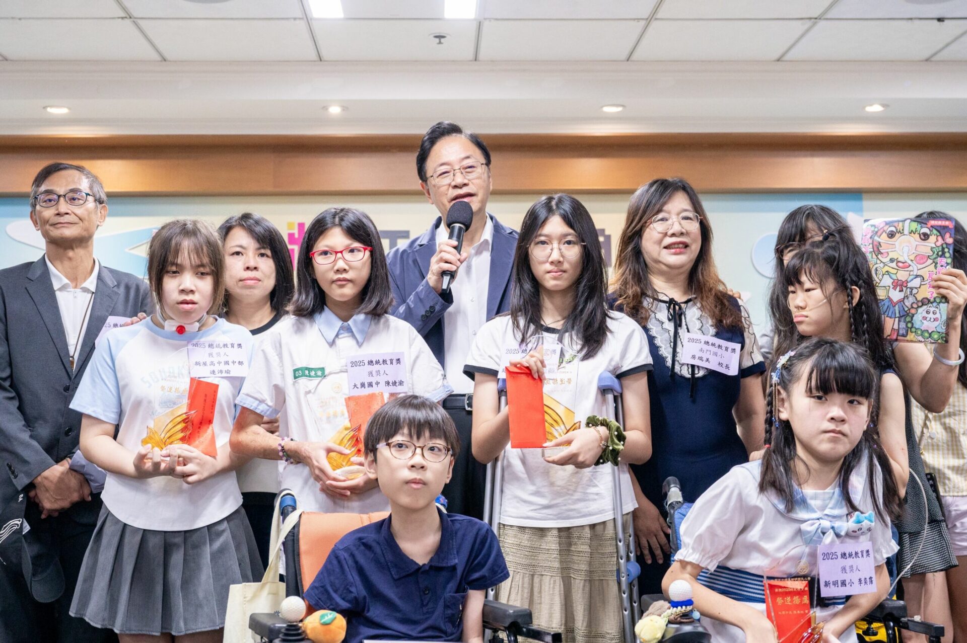 桃園5學子表現傑出獲總統教育獎 市府頒獎學金肯定堅毅精神