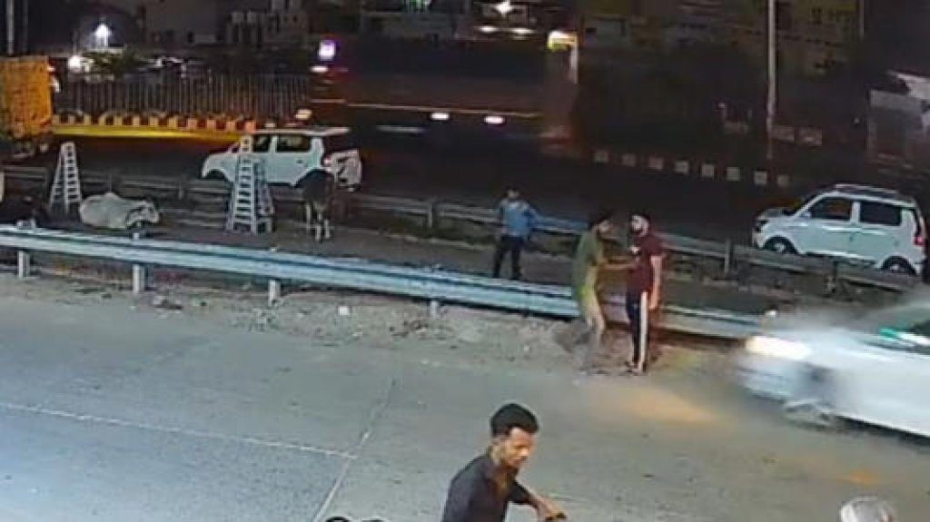 影／2人路邊聊天遇死劫！遭打瞌睡駕駛撞飛10公尺1死1傷　肇事瞬間影片網路瘋傳