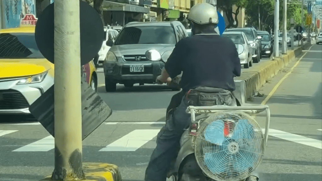 影/台南伯掛「渦輪增壓」奔馳!車尾風扇擋牌惹議 警方說話了 影/台南伯掛「渦輪增壓」奔馳!車尾風扇擋牌惹議 警方說話了
